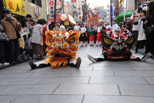 2013 parade — Two lions performing for spectators