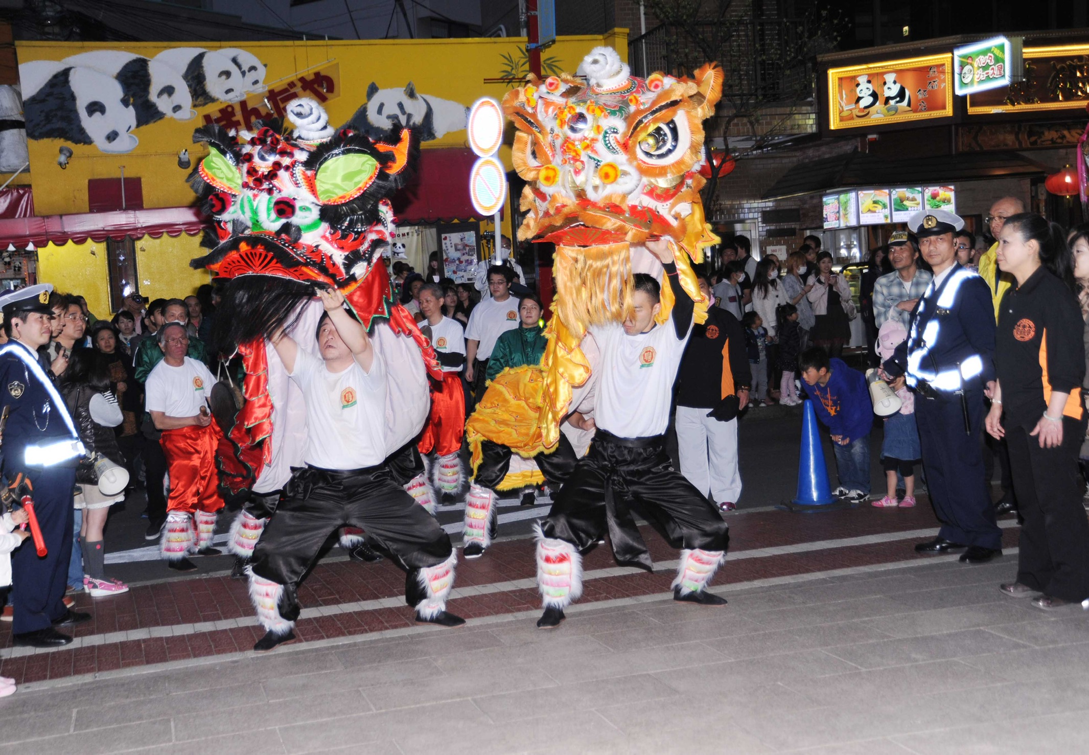 獅子團於2013年巡遊演出